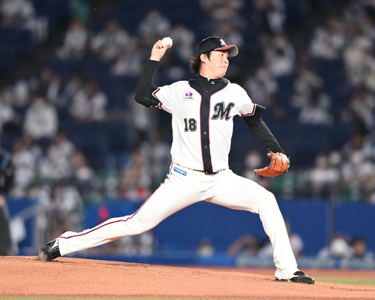 ロッテ対西武　先発し力投するロッテ二木（撮影・鈴木みどり）