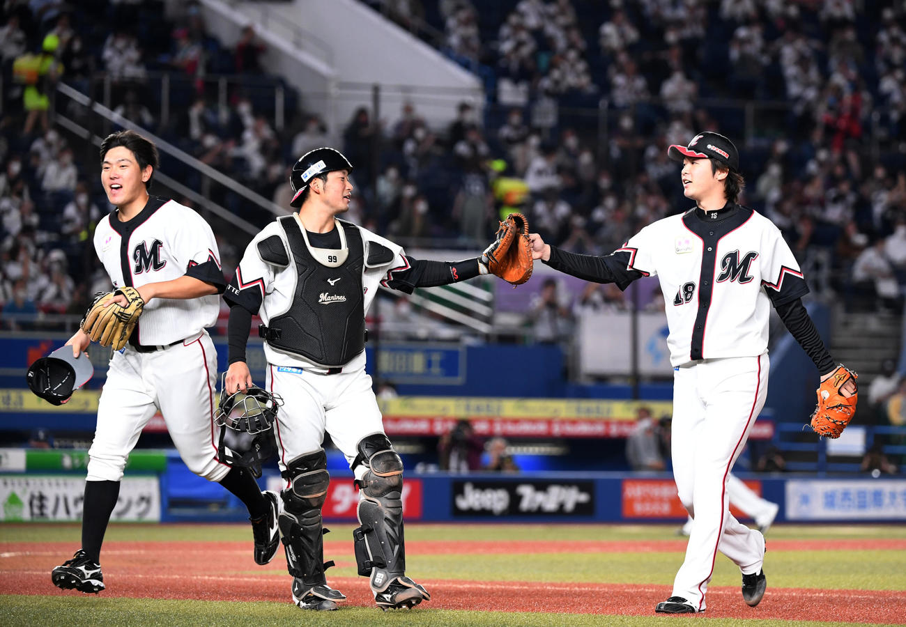 ロッテ対西武　5回表を無失点に抑えタッチをかわすロッテ二木（右）と柿沼（中央）。左は安田（撮影・横山健太）