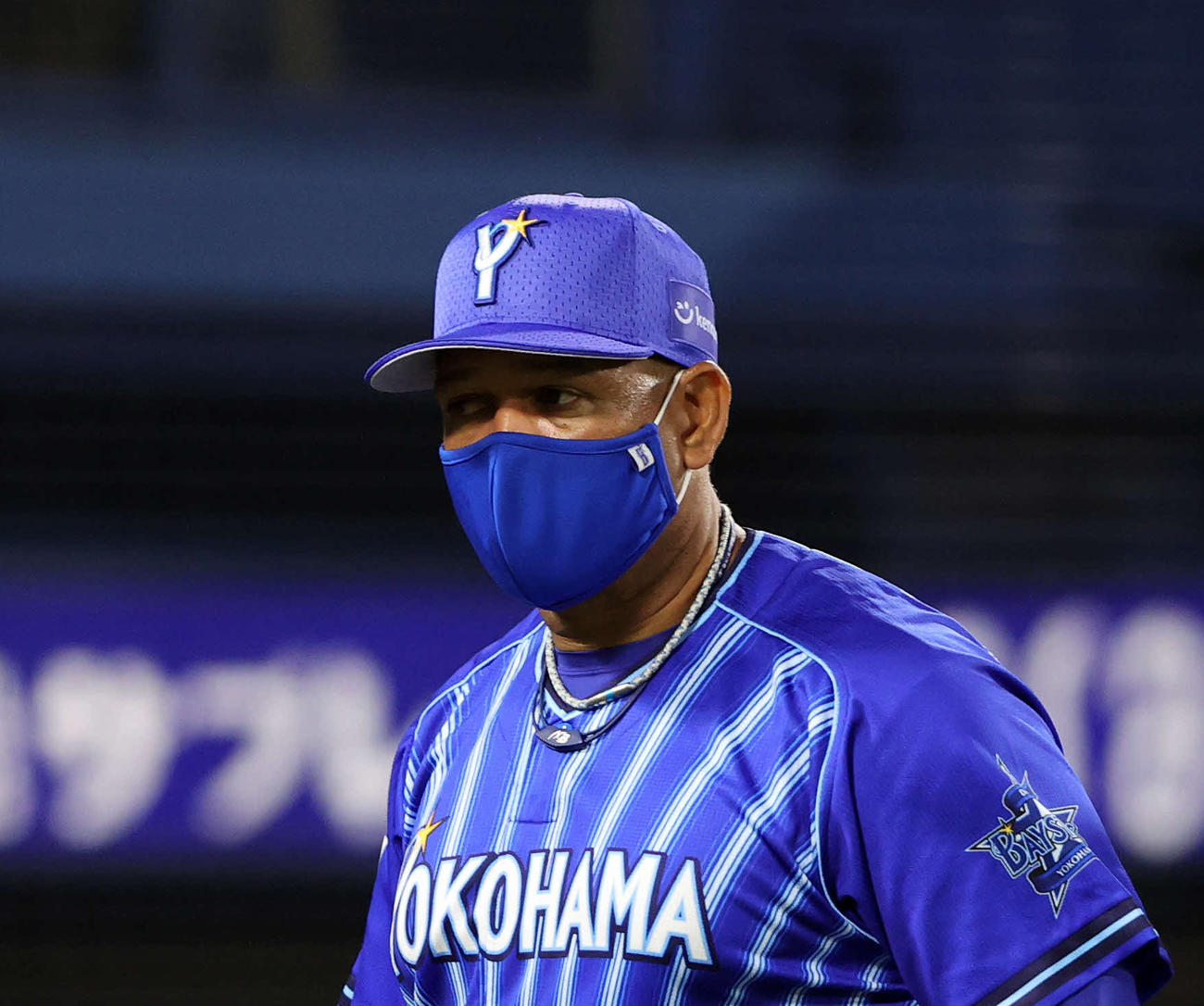 DeNA対中日　5回表、投手交代を告げ引き揚げるDeNAラミレス監督（撮影・鈴木正人）