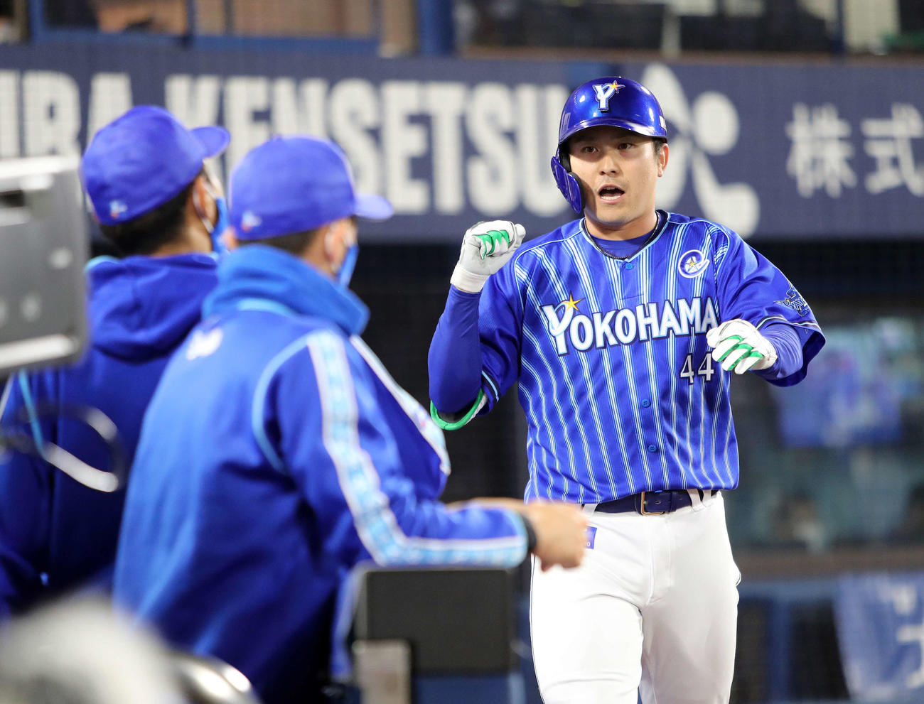 DeNA対中日　6回裏DeNA無死、佐野は中越え本塁打を放ちベンチ前でガッツポーズ（撮影・鈴木正人）