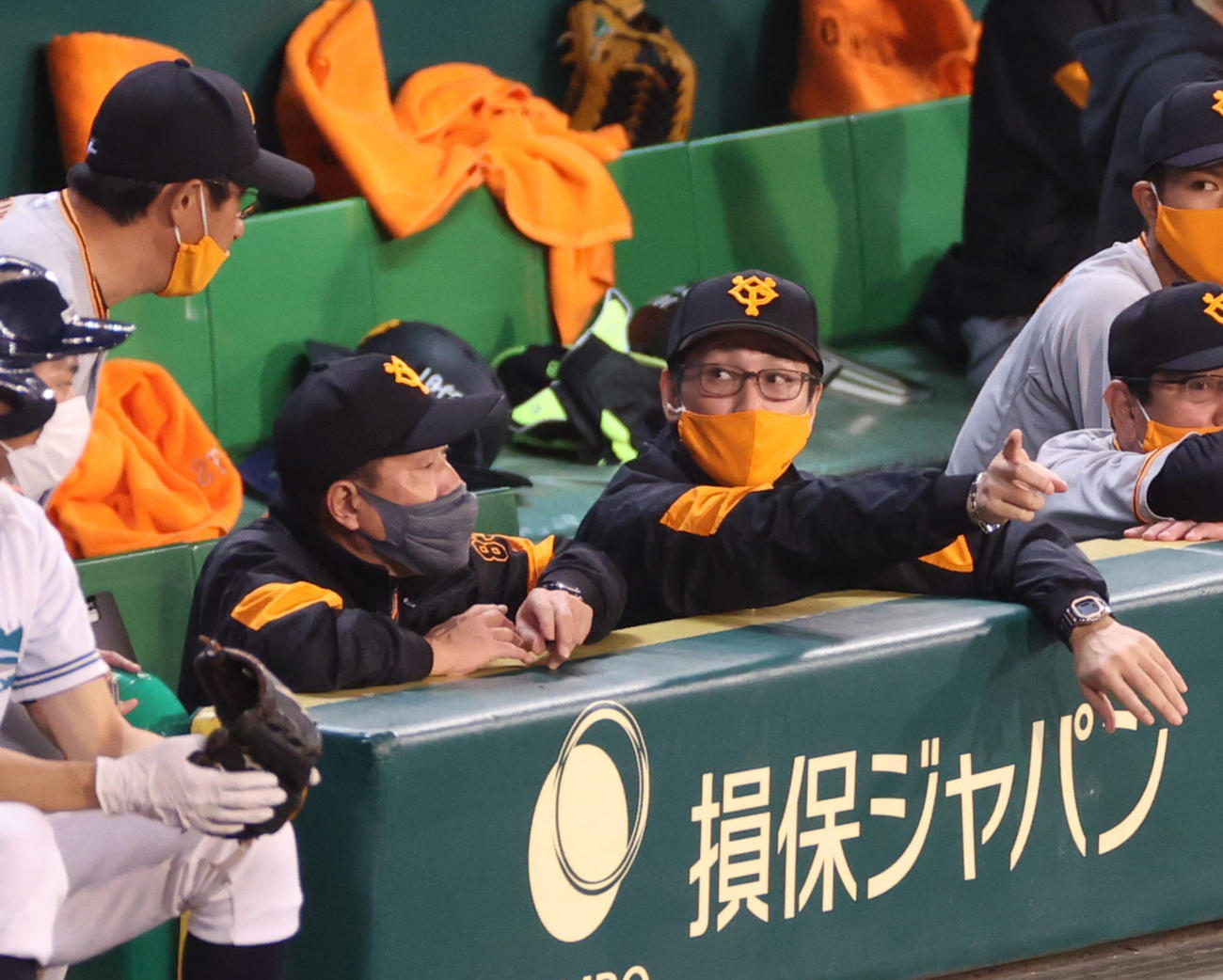 阪神対巨人　5回裏阪神1死、先発今村のピンチに原監督（中央）の隣で指示を出す元木ヘッドコーチ（右）（撮影・清水貴仁）