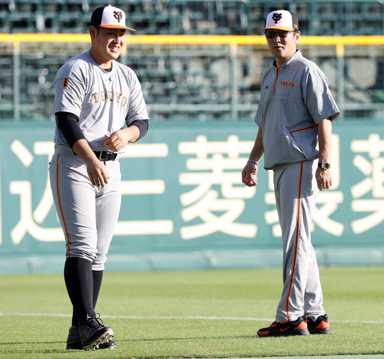 阪神対巨人　試合前、巨人元木ヘッドコーチ（右）は岡本と談笑（撮影・垰建太）