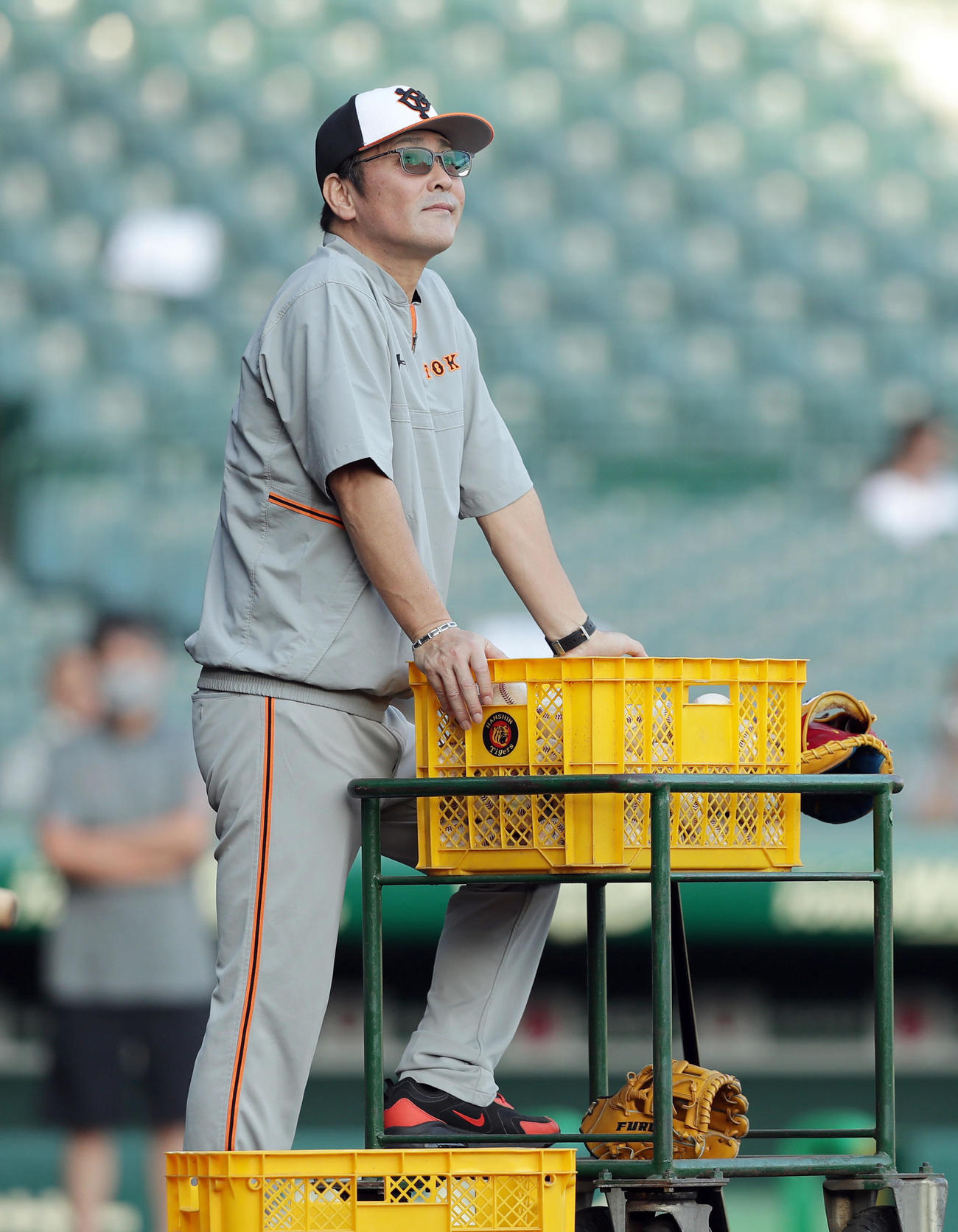 阪神対巨人　試合前練習を見守る巨人元木ヘッドコーチ（撮影・前田充）