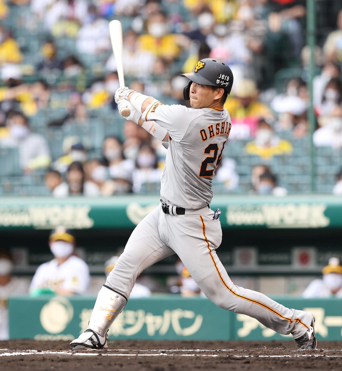 阪神対巨人　6回表巨人1死1死一、二塁、右中間に3点本塁打を放つ大城（撮影・垰建太）