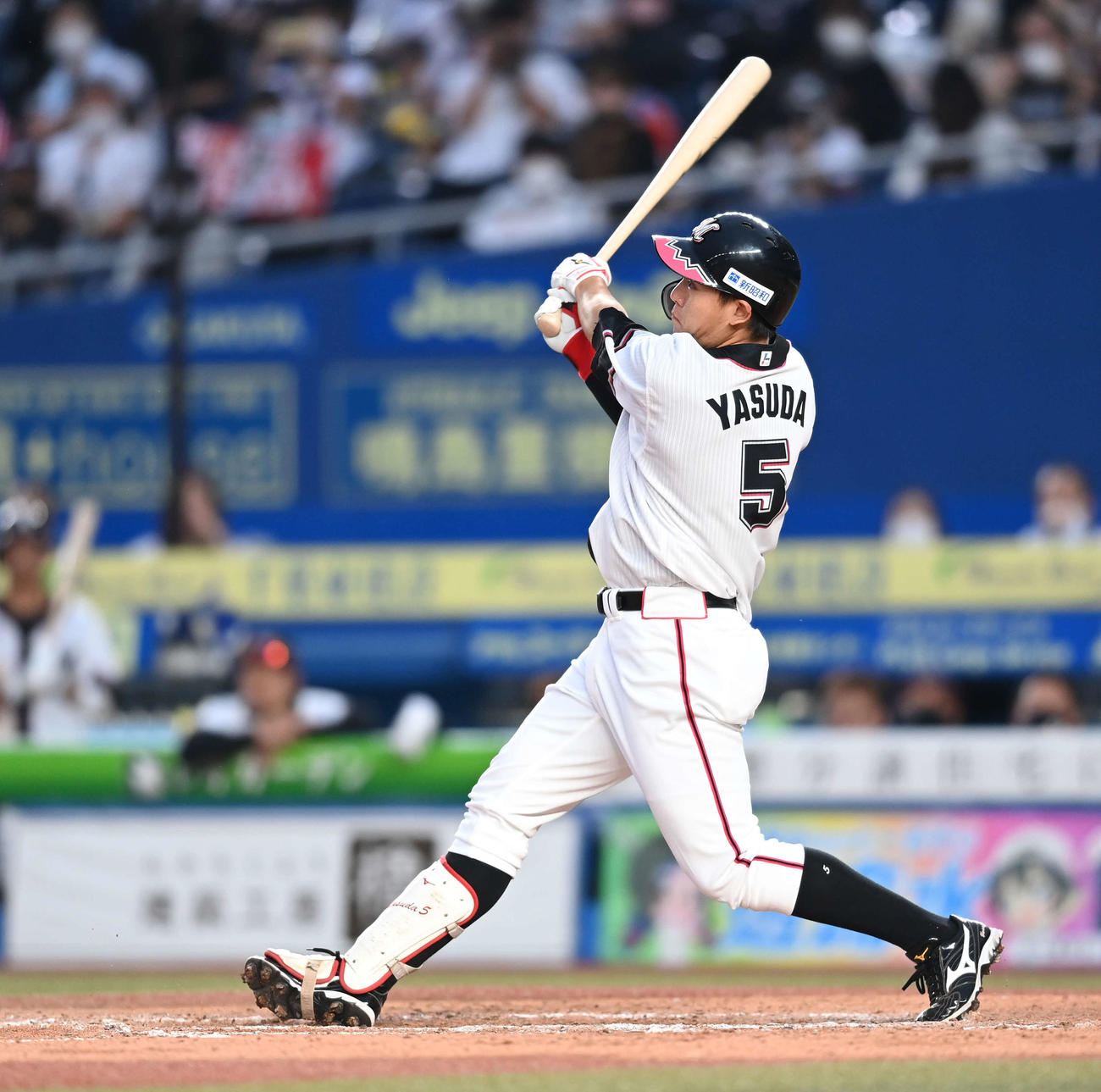 ロッテ対西武　7回裏ロッテ1死二、三塁、右中間に3点本塁打を放つ安田（撮影・鈴木みどり）