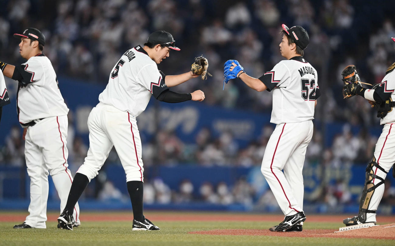 ロッテ対西武　西武に勝利し益田（右）とタッチを交わすロッテ安田（撮影・鈴木みどり）