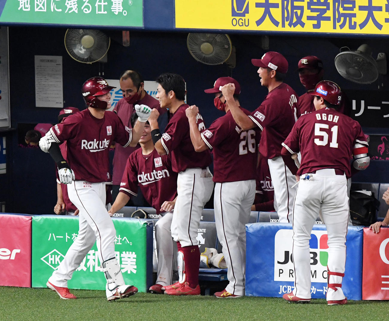 オリックス対楽天　5回表楽天2死、右ランニング本塁打を放った辰己はナインの祝福に笑顔を見せる（撮影・前岡正明）