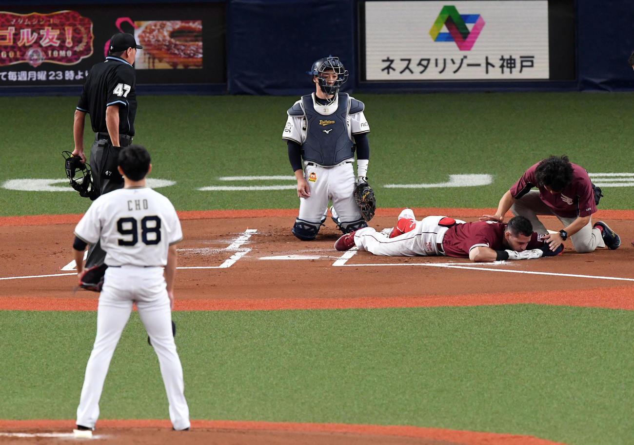 オリックス対楽天　1回表楽天2死一、二塁、張奕から頭部に死球を受けたロメロ。投手張奕（撮影・前岡正明）