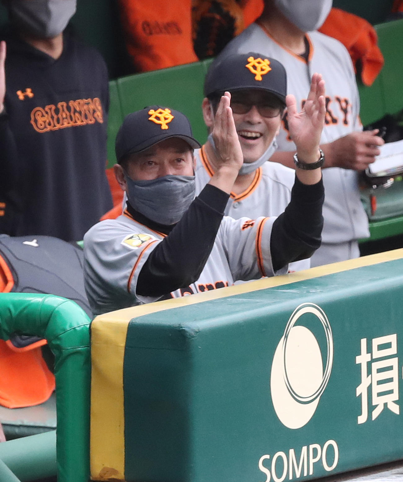 6回表巨人1死一、二塁、大城卓三の右越え3点本塁打に喜ぶ原辰徳監督（撮影・白石智彦）
