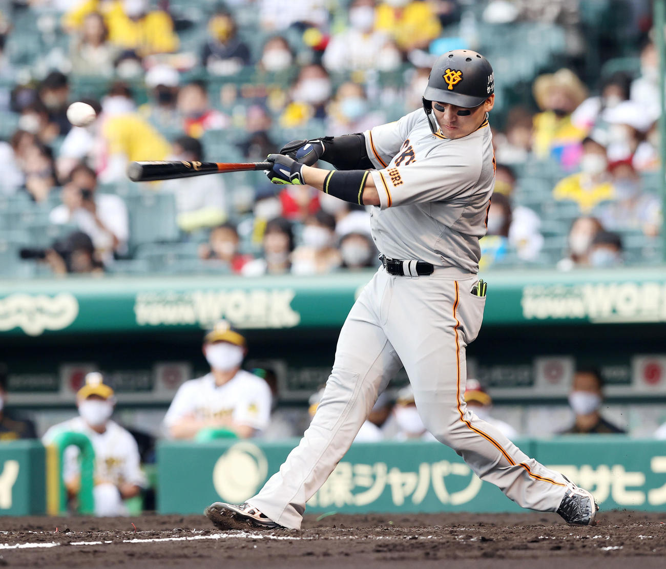 阪神対巨人　4回表巨人1死三塁、左翼に先制の適時二塁打を放つ丸（撮影・垰建太）