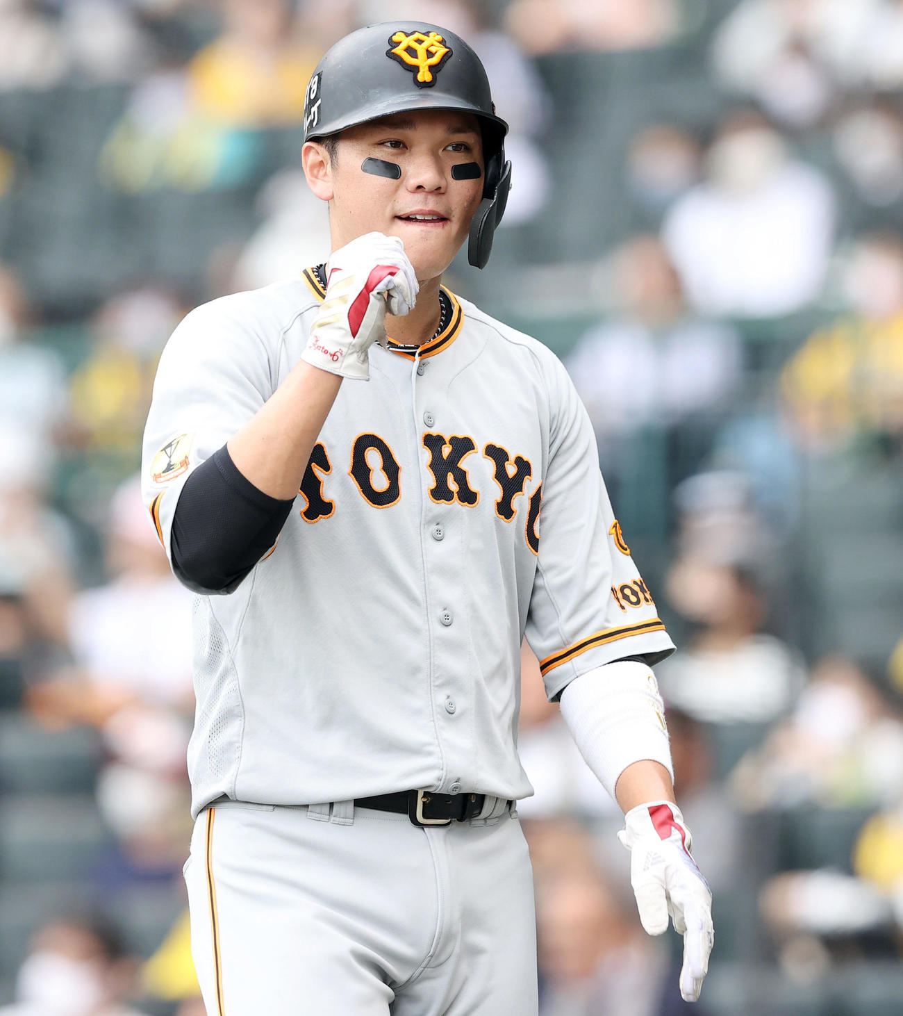阪神対巨人　4回表巨人1死三塁、丸佳浩の適時二塁打で生還した坂本はガッツポーズ（撮影・垰建太）