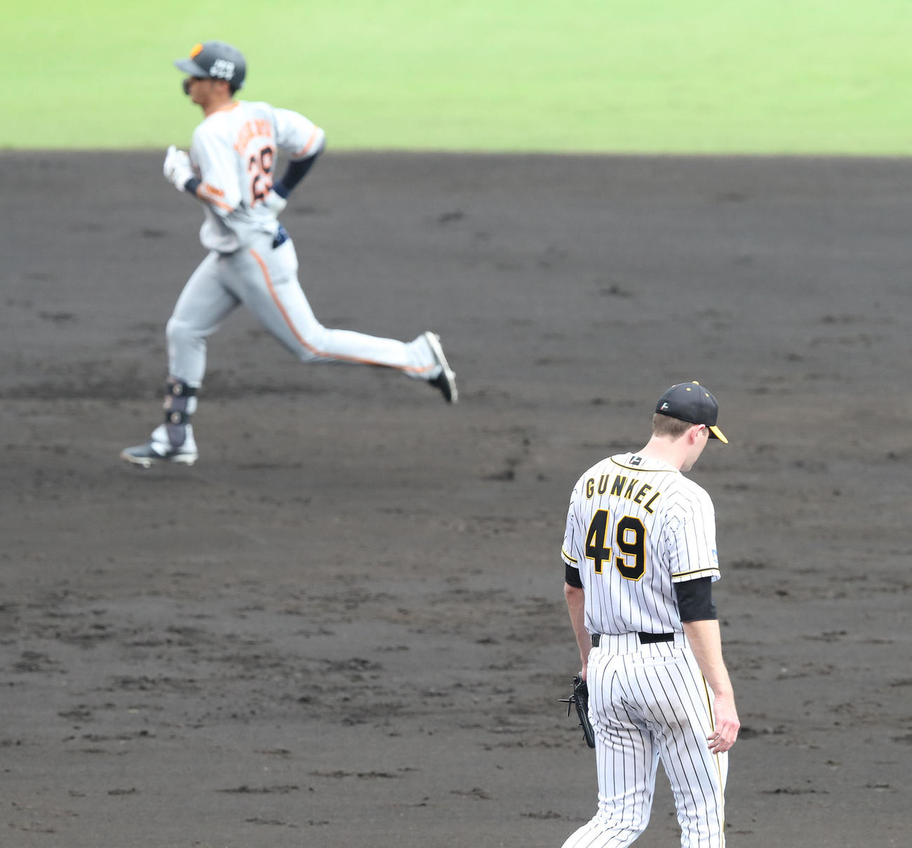 回表巨人1死、吉川尚輝（左）の右越本塁打を浴びるガンケル（撮影・白石智彦）