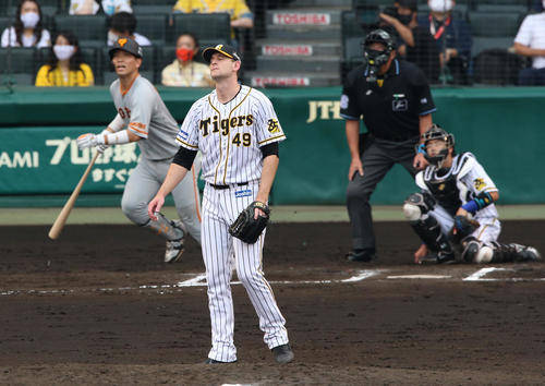 6回表巨人1死一、二塁、ガンケルは大城に右中間越え3点本塁打を被弾する（撮影・上山淳一）