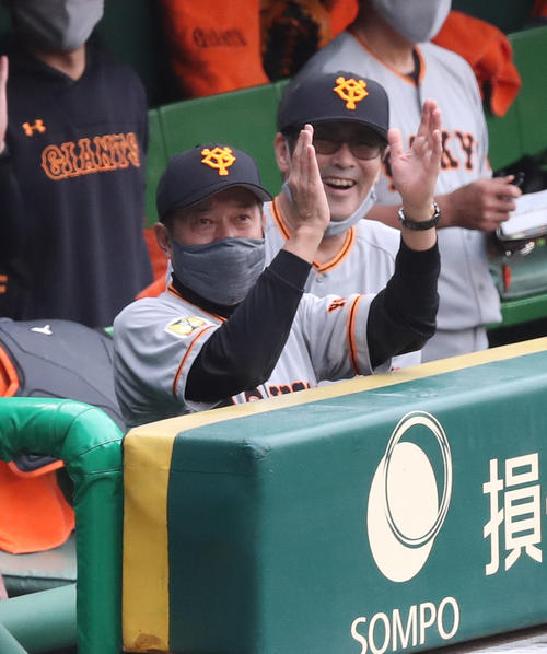 6回表巨人1死一、二塁、大城卓三の右越え3点本塁打に喜ぶ原辰徳監督（撮影・白石智彦）
