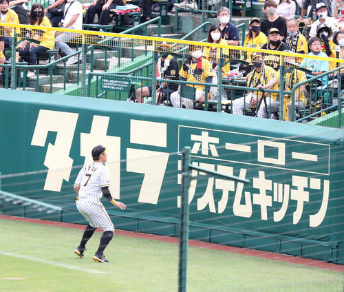 5回表巨人1死、吉川尚輝の右越本塁打を見送る糸井嘉男（左）（撮影・白石智彦）