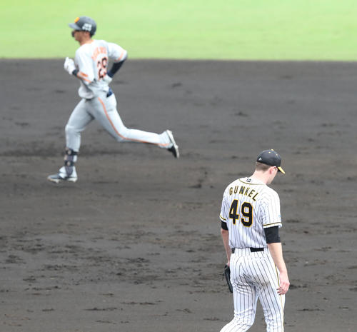 回表巨人1死、吉川尚輝（左）の右越本塁打を浴びるガンケル（撮影・白石智彦）