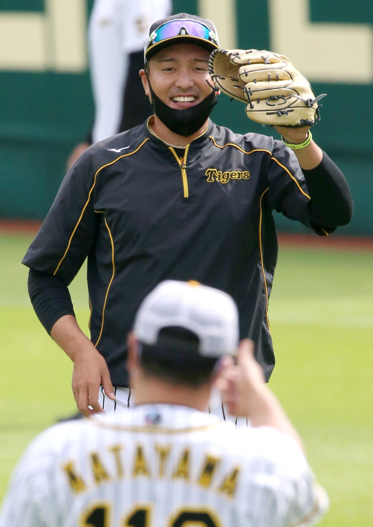 阪神対巨人　試合前の練習でキャッチボールを終え笑顔の秋山（撮影・上山淳一）