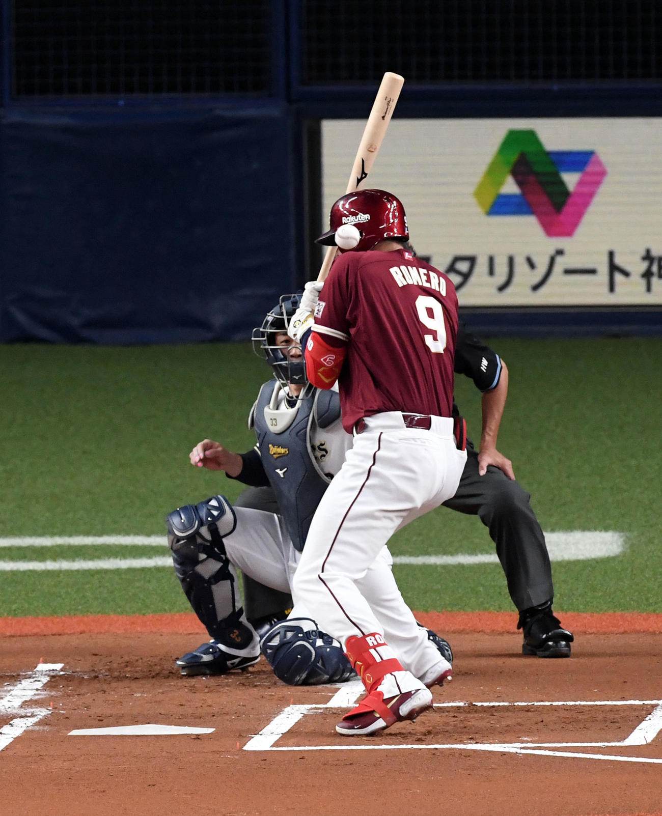 オリックス対楽天　1回表楽天2死一、二塁、頭部に死球を受けたロメロ（撮影・前岡正明）