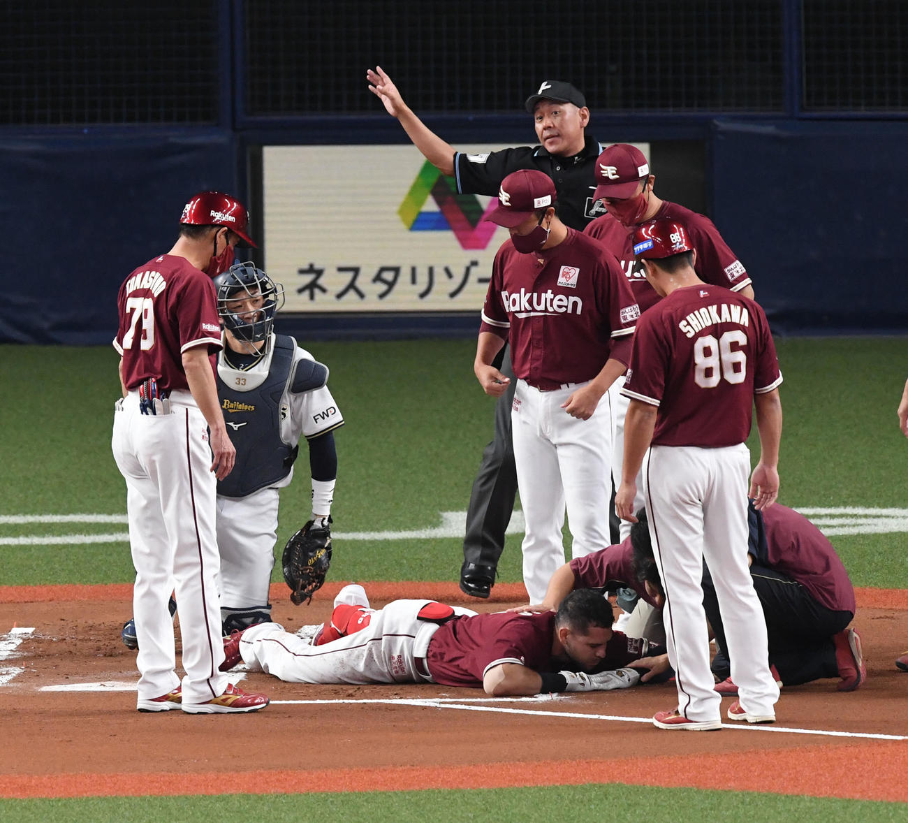 オリックス対楽天　1回表楽天2死一、二塁、張奕から頭部に死球を受けたロメロ（撮影・前岡正明）