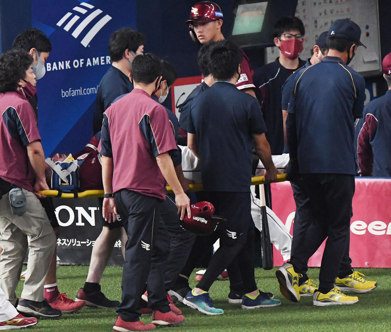 オリックス対楽天　1回表楽天2死一、二塁、張奕から頭部に死球を受け担架で運ばれるロメロ（撮影・前岡正明）