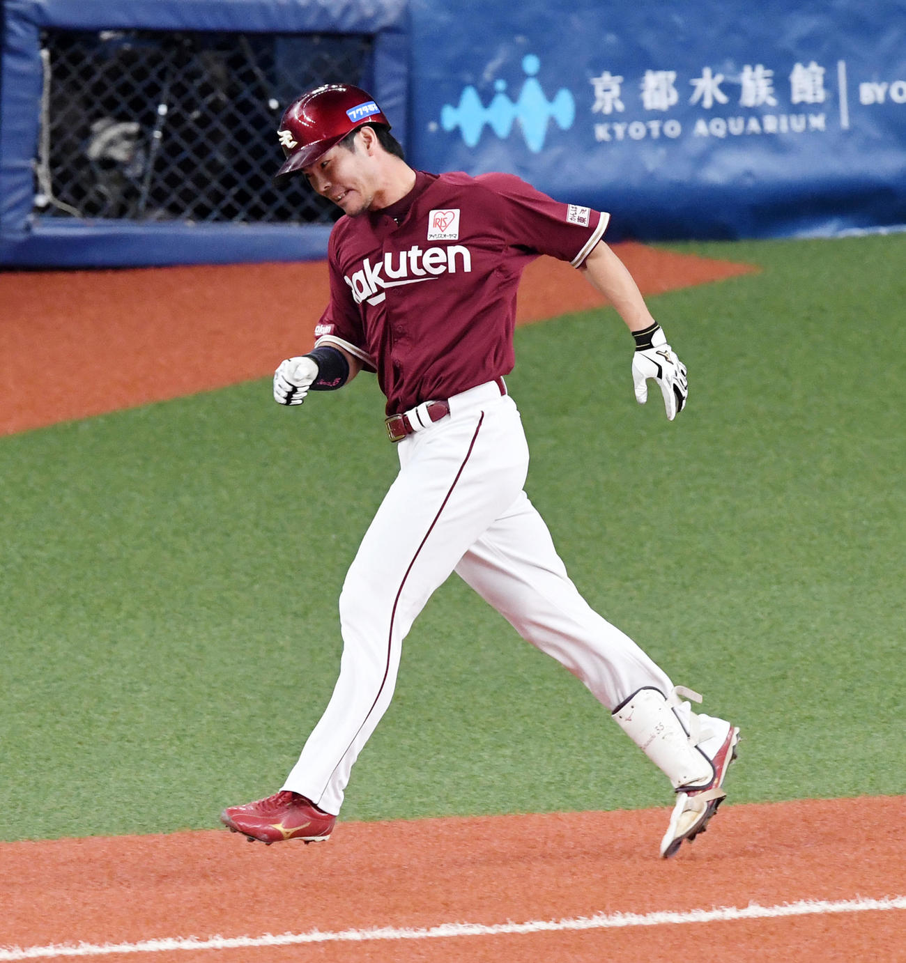 オリックス対楽天17回戦　1回表楽天2死一塁、島内宏明は二塁内野安打を放つ（撮影・前岡正明）
