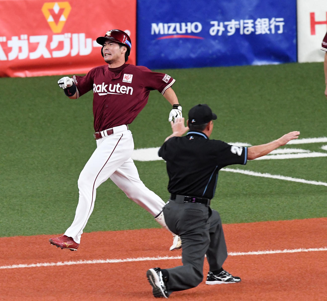 オリックス対楽天17回戦　1回表楽天2死一塁、島内宏明は二塁内野安打を放つ（撮影・前岡正明）