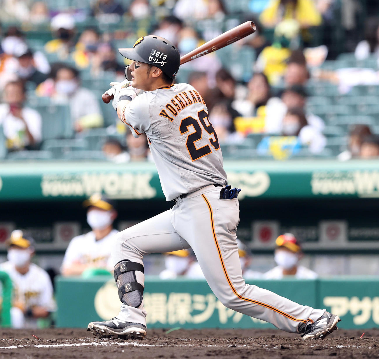 阪神対巨人　5回表巨人1死、左越えソロ本塁打を放つ吉川尚（撮影・垰建太）