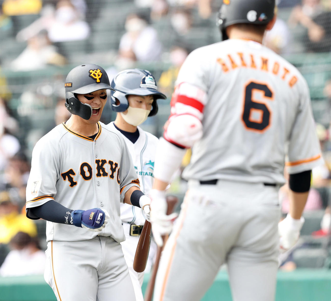 阪神対巨人　5回表巨人1死、ソロ本塁打を放ち雄たけびを上げる吉川尚（撮影・垰建太）