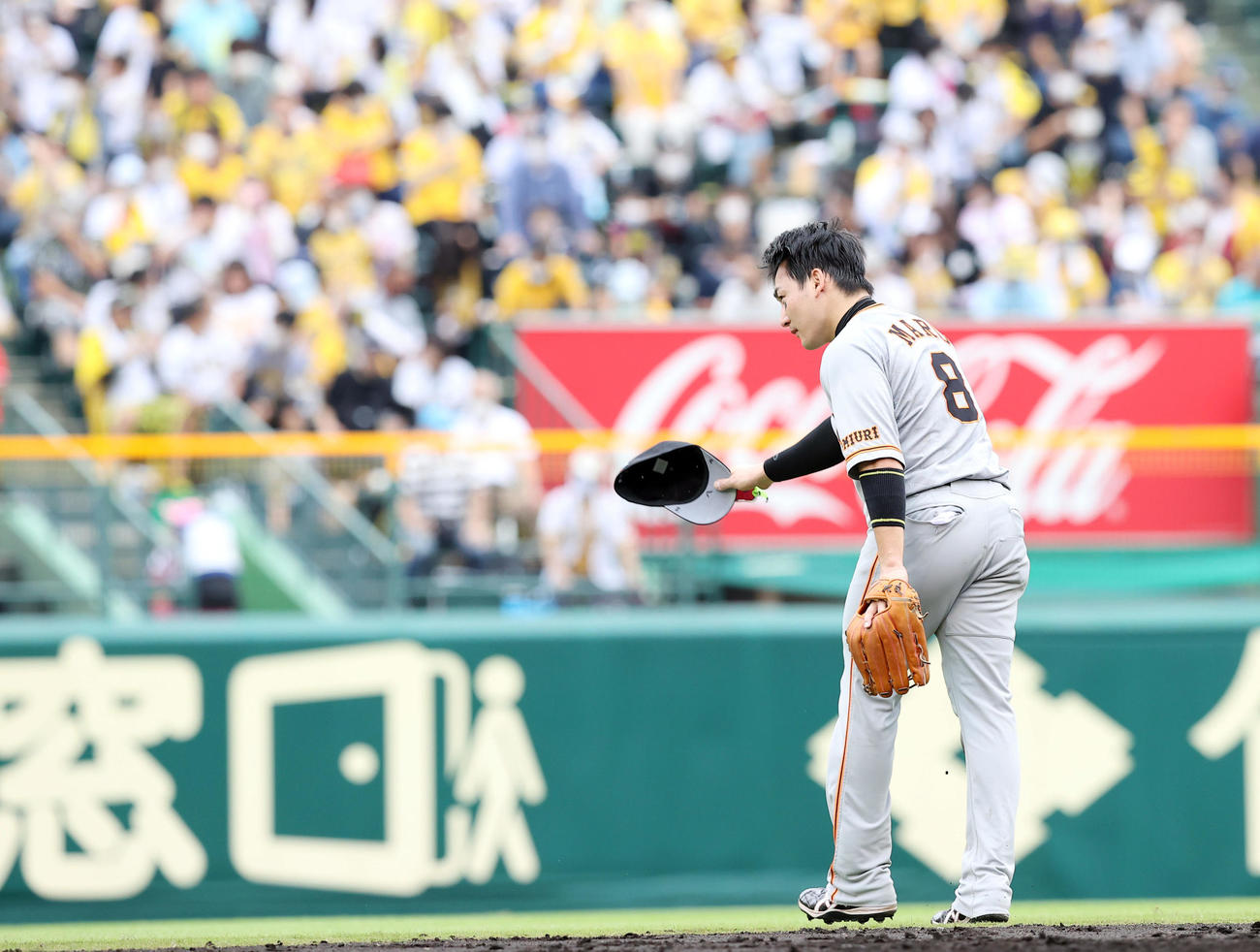 阪神対巨人　4回裏、先制の適時打を放ち守備に就く巨人丸は左翼ファンの拍手に応える（撮影・垰建太）