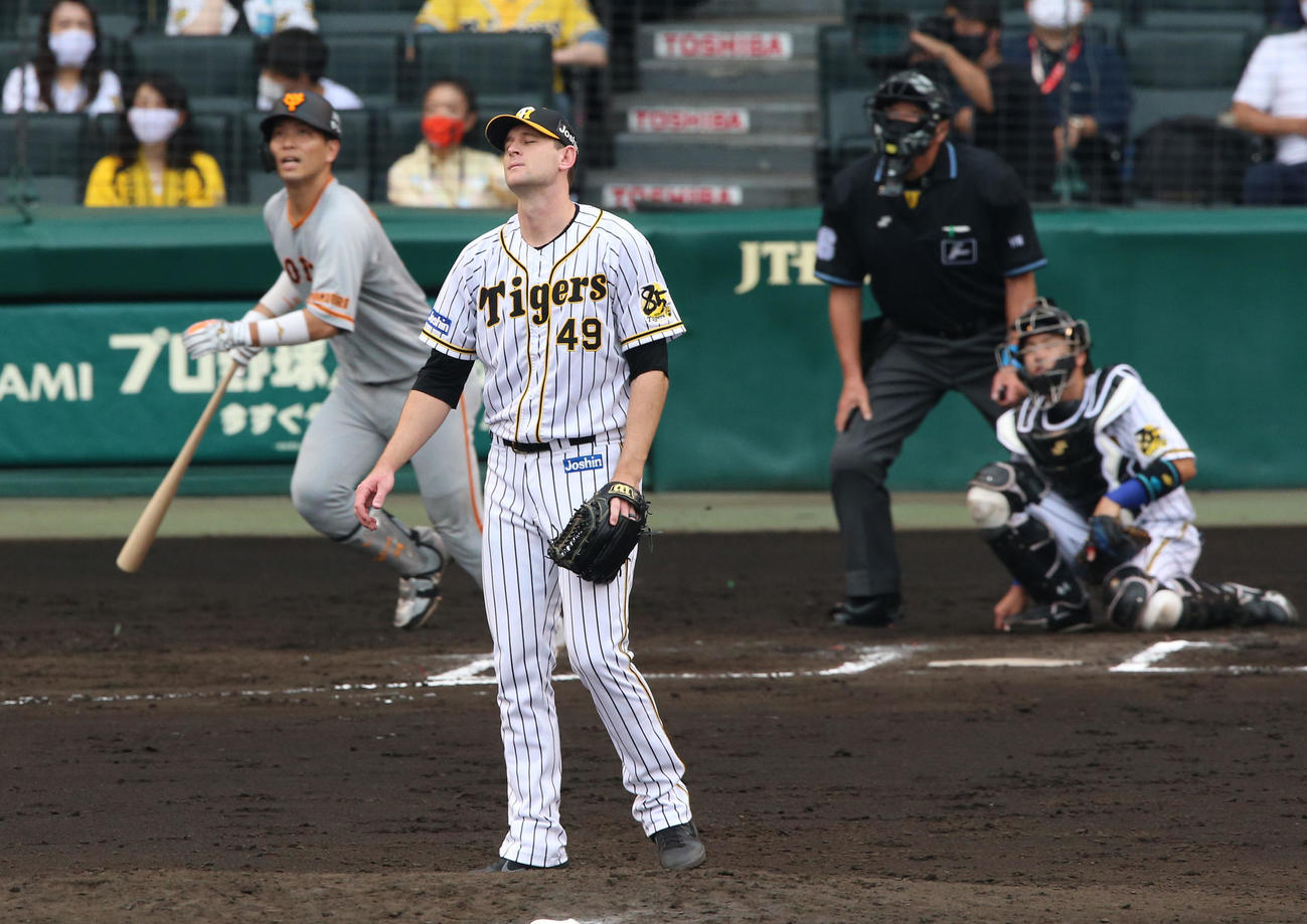 6回表巨人1死一、二塁、ガンケルは大城に右中間越え3点本塁打を被弾する（撮影・上山淳一）