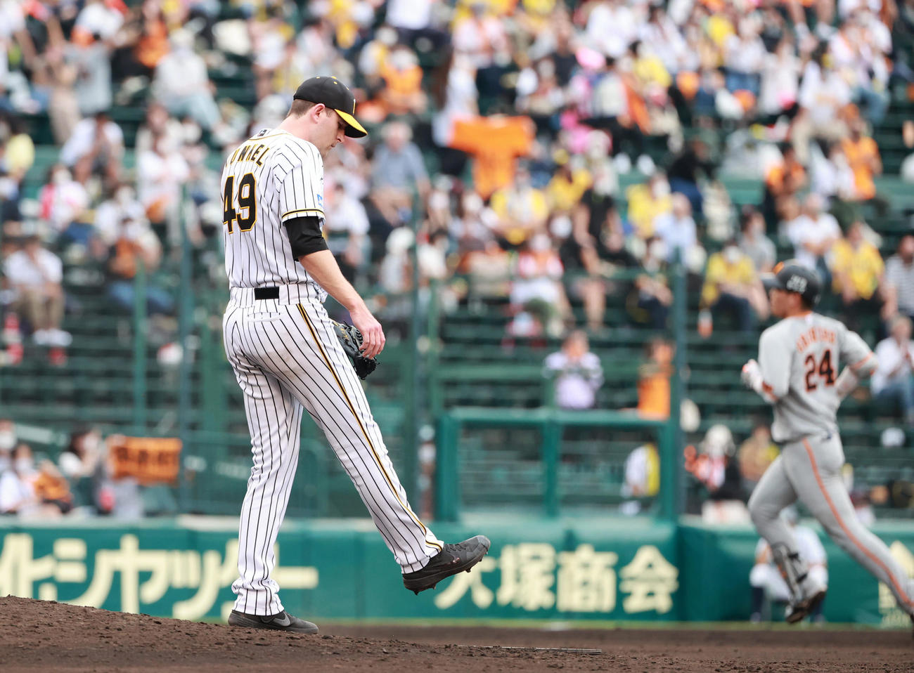 大城卓三に右中間へ3点本塁打を浴びがっくりするジョー・ガンケル（撮影・清水貴仁）