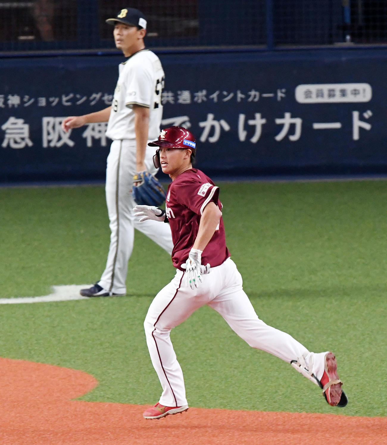 オリックス対楽天17回戦　5回表楽天2死、辰己涼介は右ランニング本塁打を放つ。奥は金田和之（撮影・前岡正明）