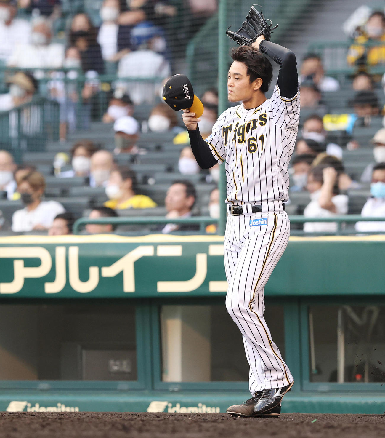 阪神対巨人　8回表巨人1死一、二塁、吉川尚の左前打で満塁とされ厳しい表情の望月（撮影・垰建太）