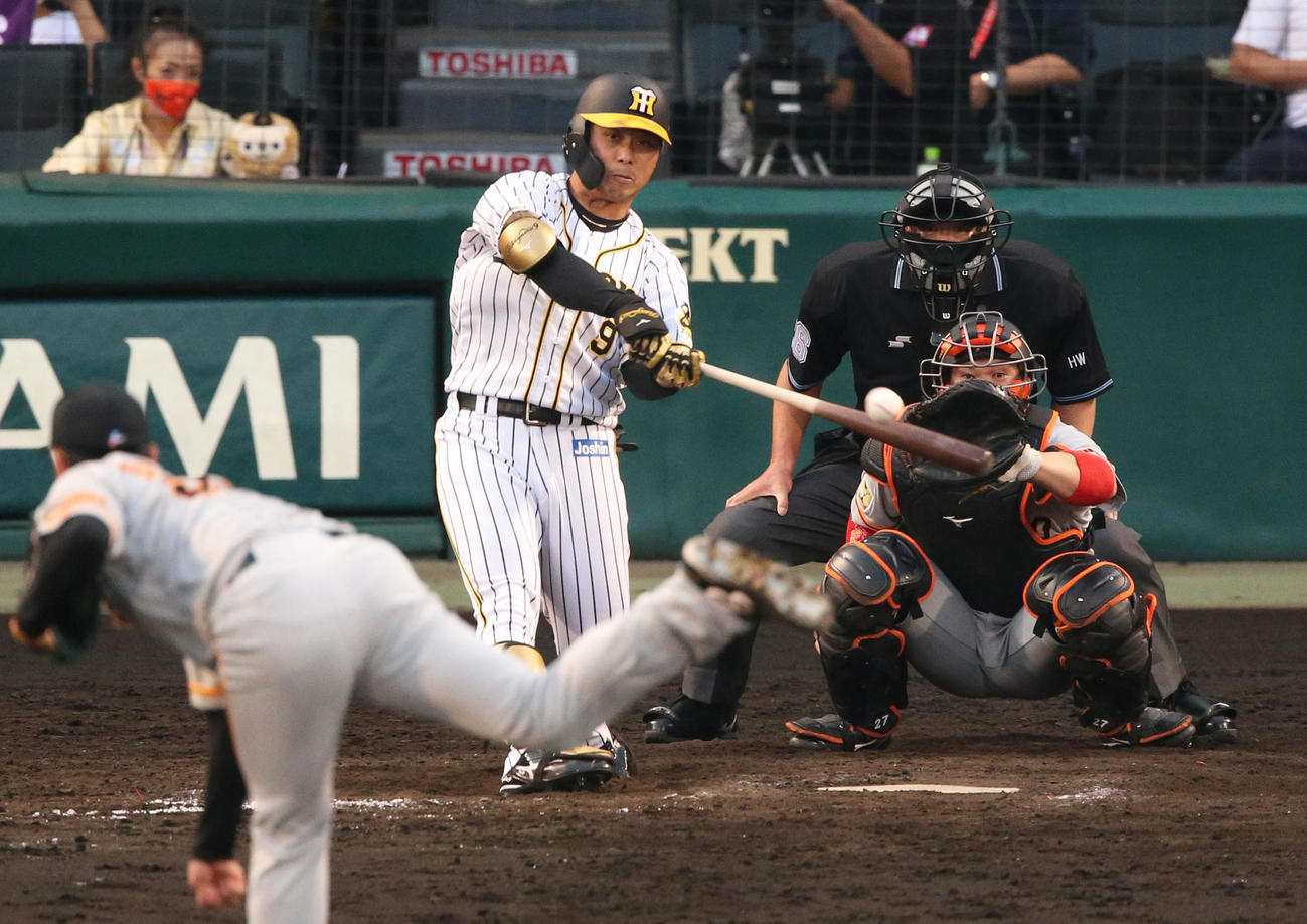 阪神対巨人　9回裏阪神1死一、二塁、代打高山は右に適時二塁打を放つ（撮影・上山淳一）