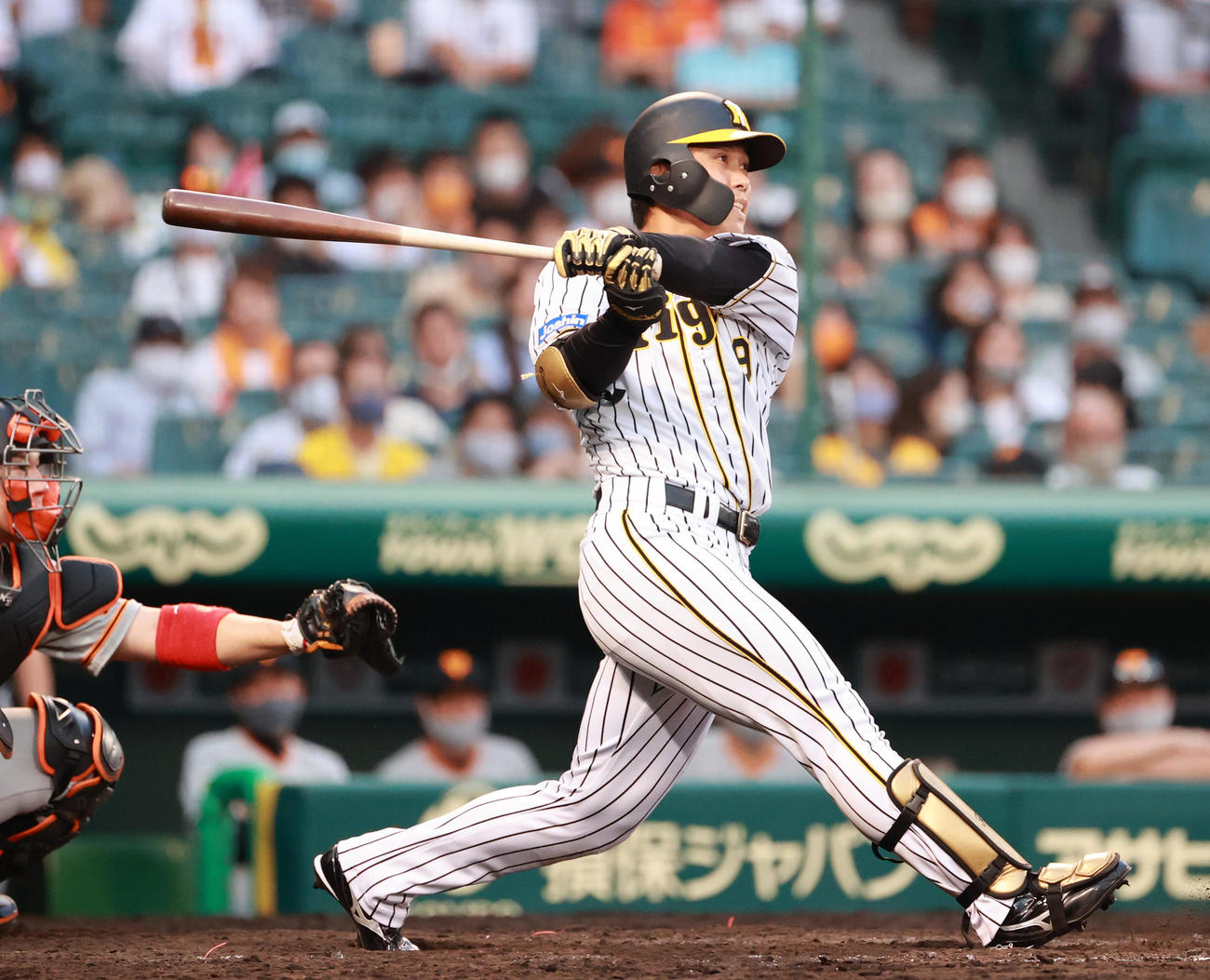 阪神対巨人　9回裏阪神1死一、二塁、右中間へ適時二塁打を放つ高山俊（撮影・清水貴仁）