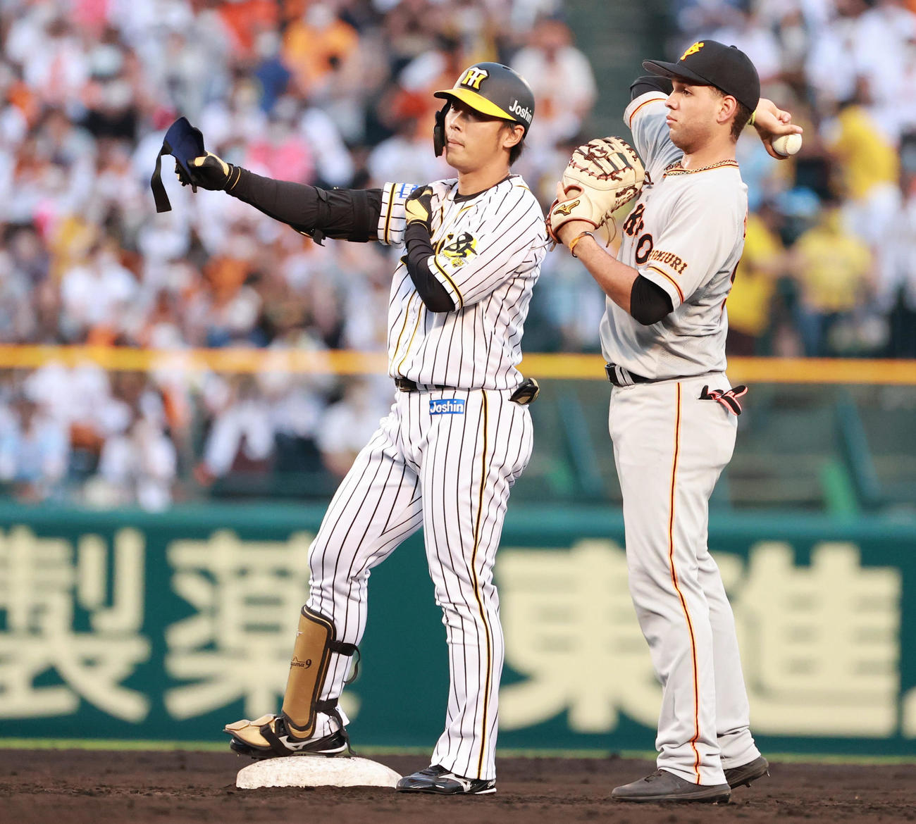 阪神対巨人　9回裏阪神1死一、二塁、右中間へ適時二塁打を放つ高山俊（撮影・清水貴仁）