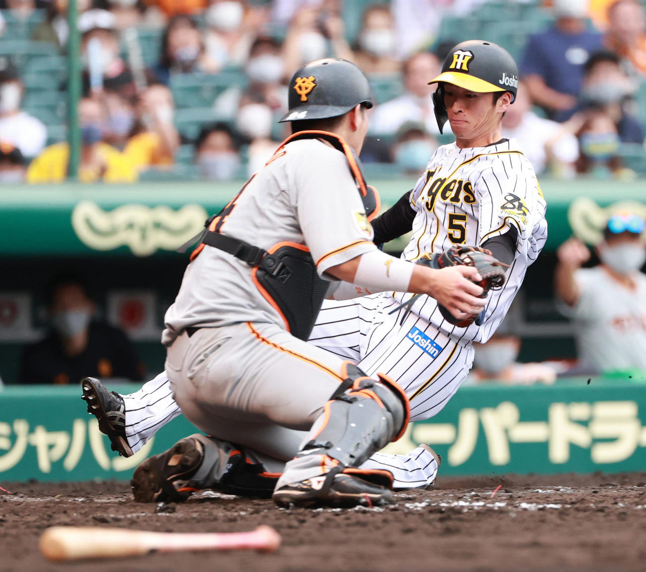 阪神対巨人　5回裏阪神2死一塁、北條史也の左中間への二塁打で本塁打を狙うもアウトとなる走者近本光司、捕手大城卓三（撮影・清水貴仁）