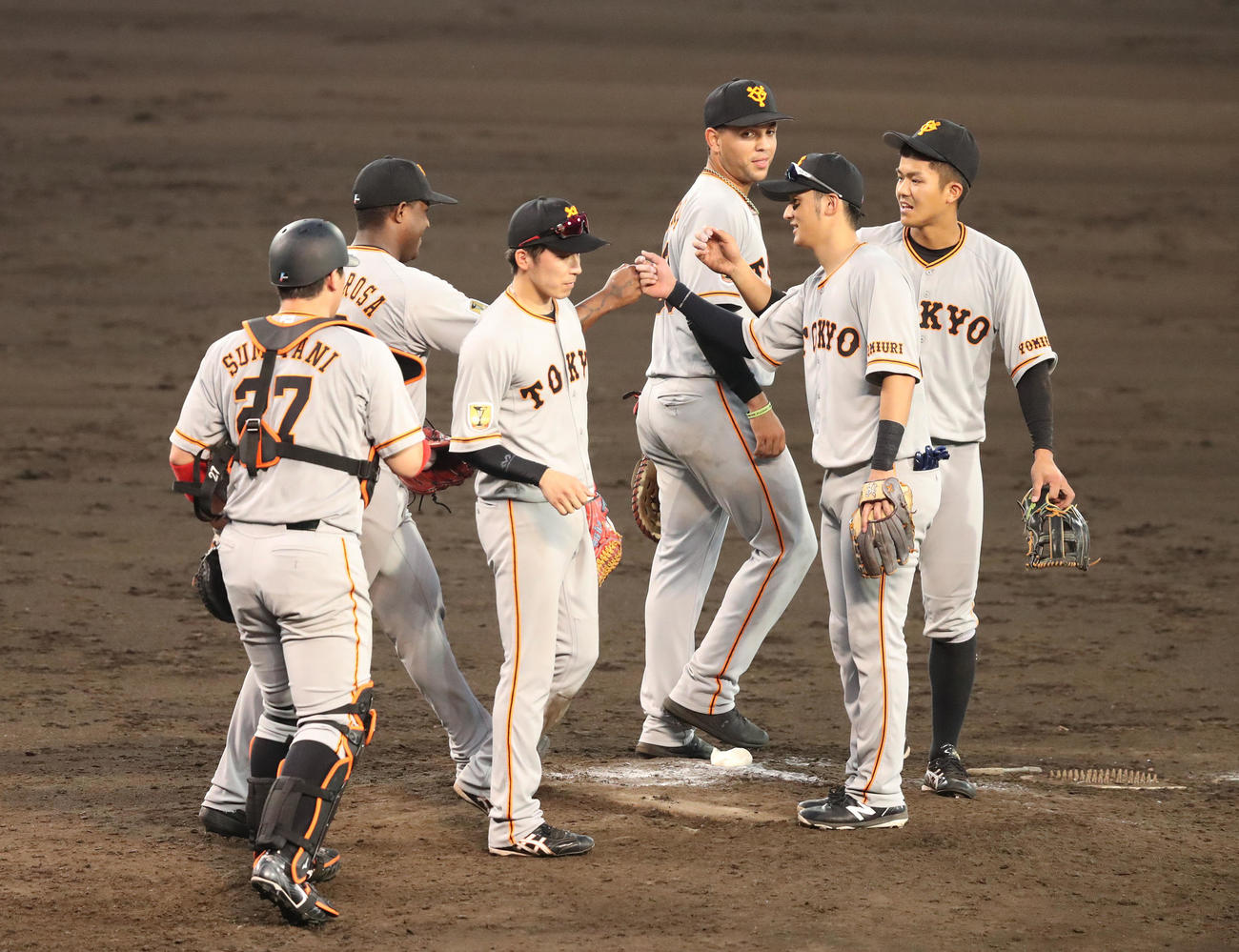 阪神に勝利して喜ぶ巨人ナイン（撮影・白石智彦）