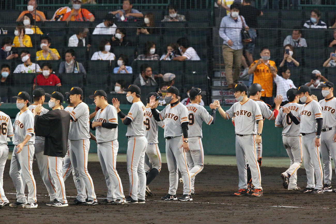 阪神に勝利し、ナインとハイタッチする原監督らナイン（撮影・上山淳一）