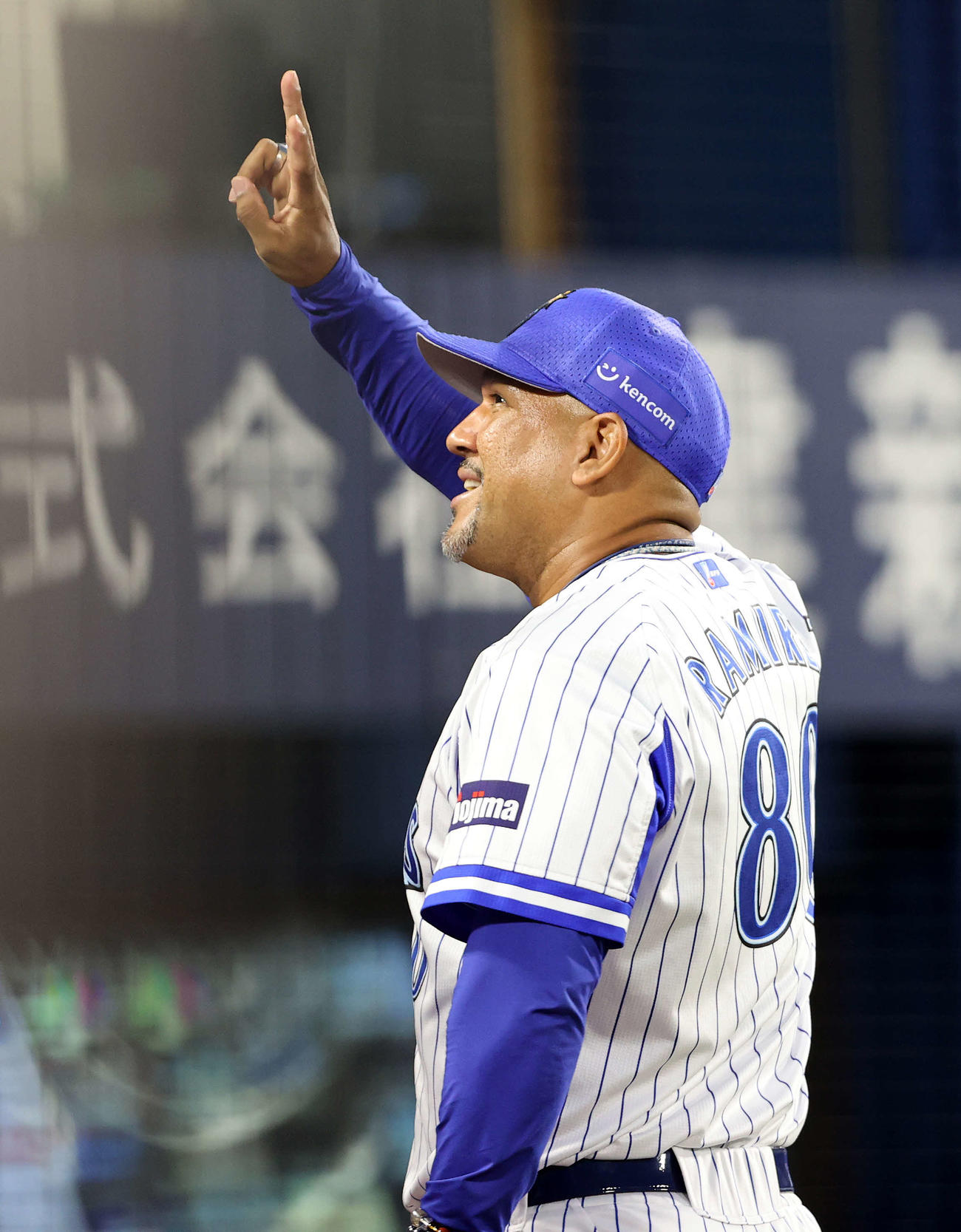 DeNA対中日　ファンにVサインし球場を引き揚げるDeNAラミレス監督（撮影・鈴木正人）