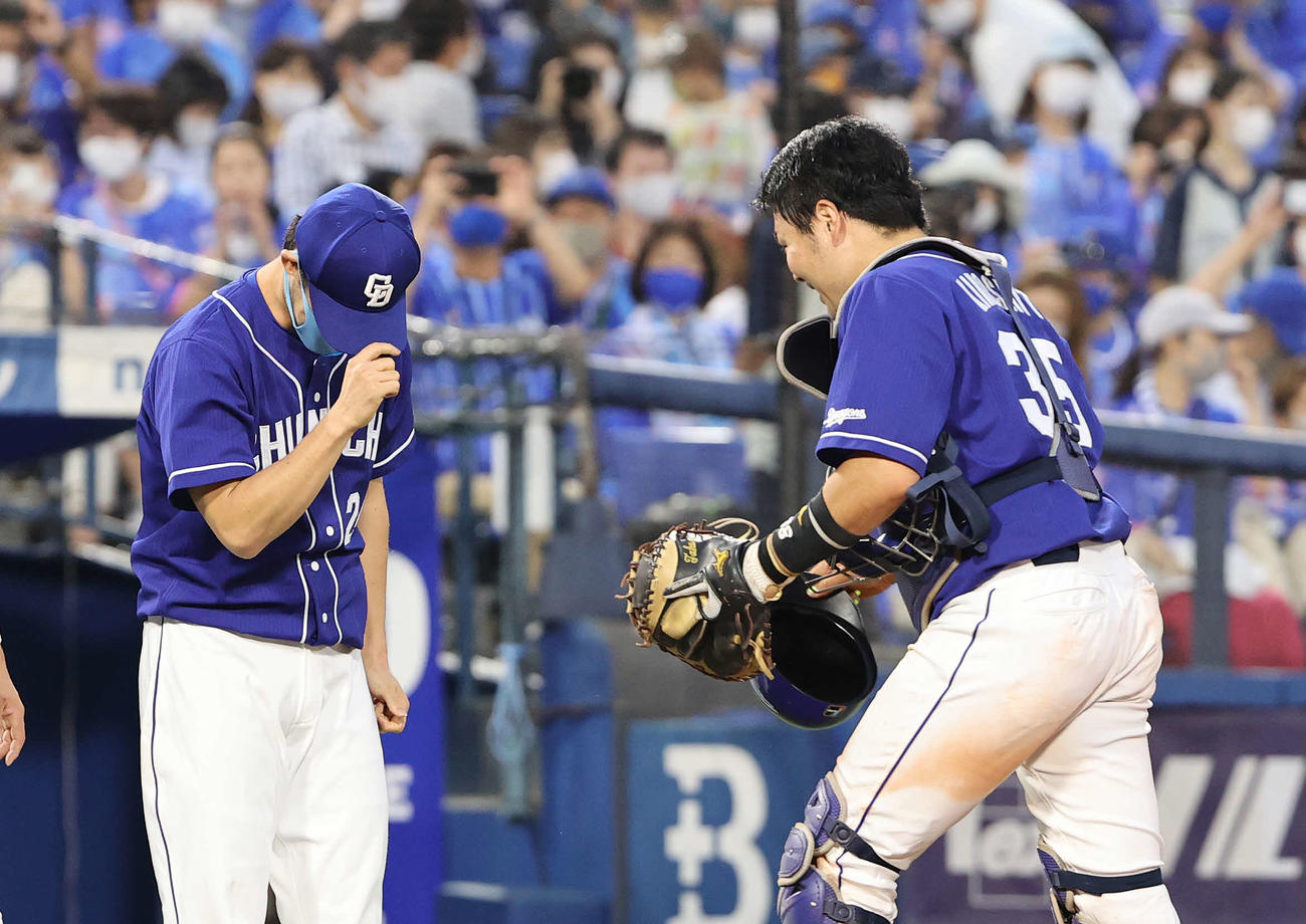 DeNA対中日　勝利し木下拓（右）に頭を下げる中日福谷（撮影・鈴木正人）