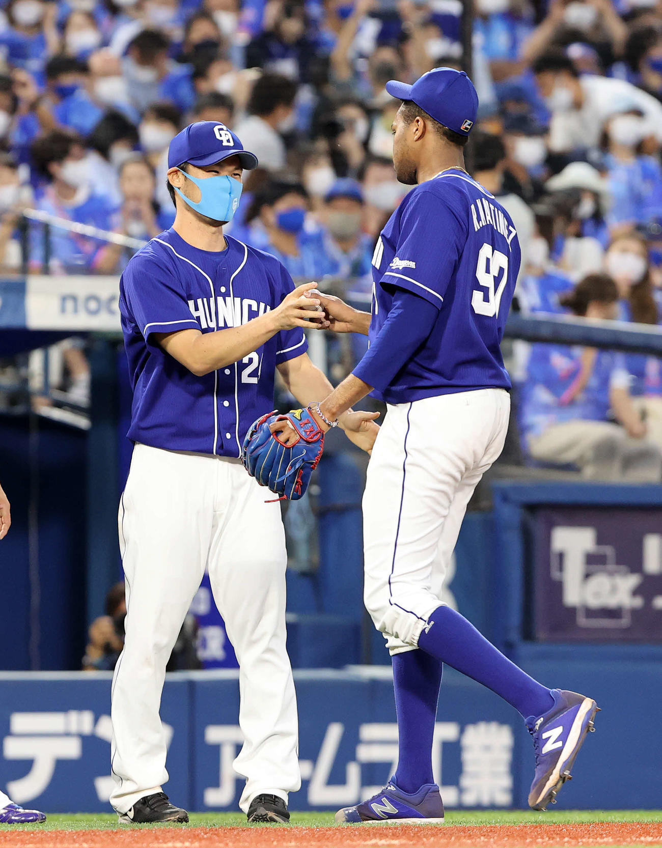 DeNA対中日　R・マルティネス（右）からウイニングボールをもらう中日福谷（撮影・鈴木正人）