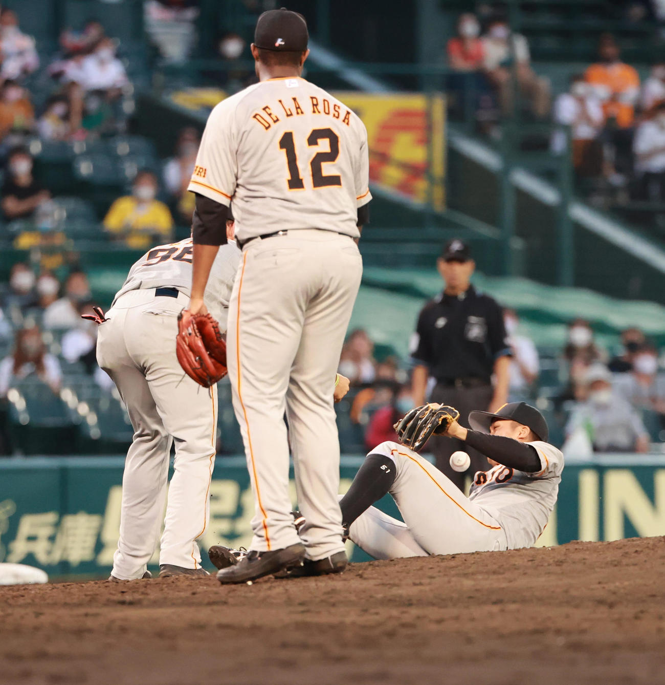 阪神対巨人　9回裏阪神2死、北條の飛球を一塁手ウレーニャ（左）とぶつかった三塁手田中俊太（右）が倒れながらも脇でなんとか捕球する（撮影・清水貴仁）