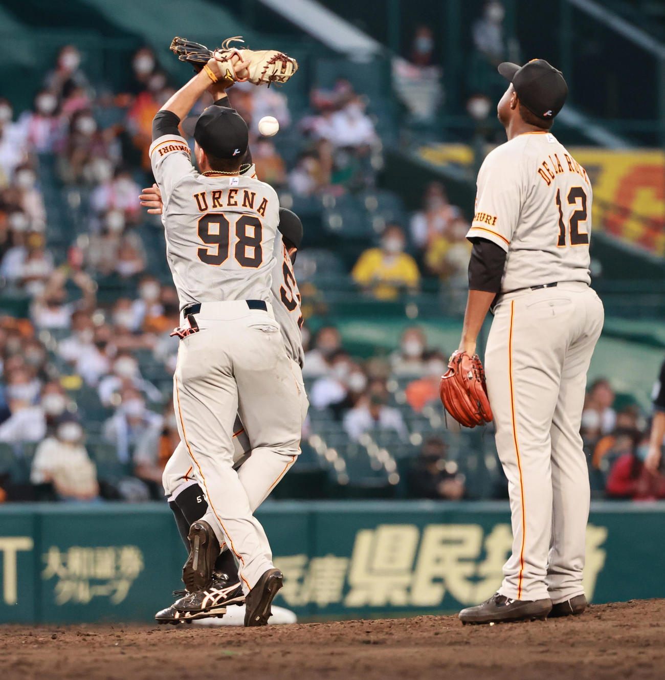 阪神対巨人　9回裏阪神2死、北條の飛球を一塁手ウレーニャ（左手前）とぶつかった三塁手田中俊太が倒れながらも脇でなんとか捕球する（撮影・清水貴仁）