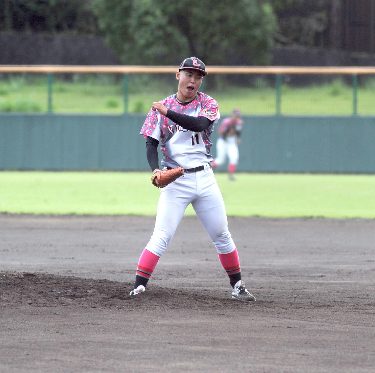 リーグ戦で初完投した大石は、ガッツポーズを繰り出す