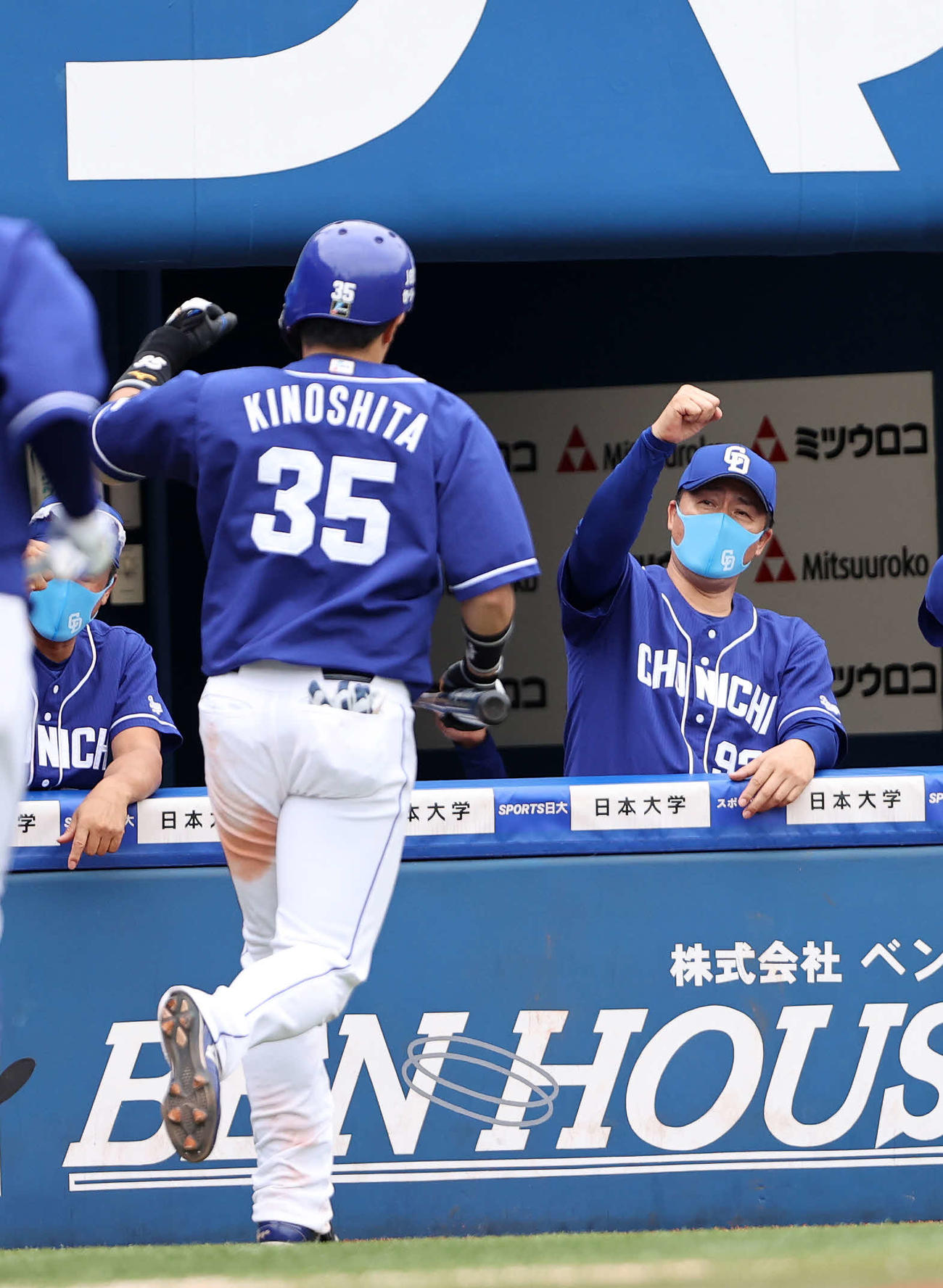 DeNA対中日　2回表中日2死一、三塁、木下拓（左）の左越え本塁打をガッツポーズで迎える与田監督（撮影・鈴木正人）