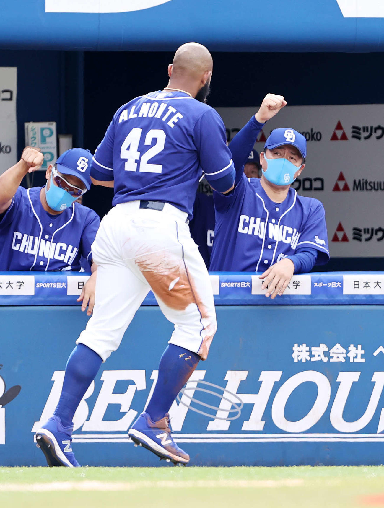 DeNA対中日　1回表中日2死一、三塁、高橋の中前適時打でアルモンテ（左）が生還しガッツポーズで迎える与田監督（撮影・鈴木正人）