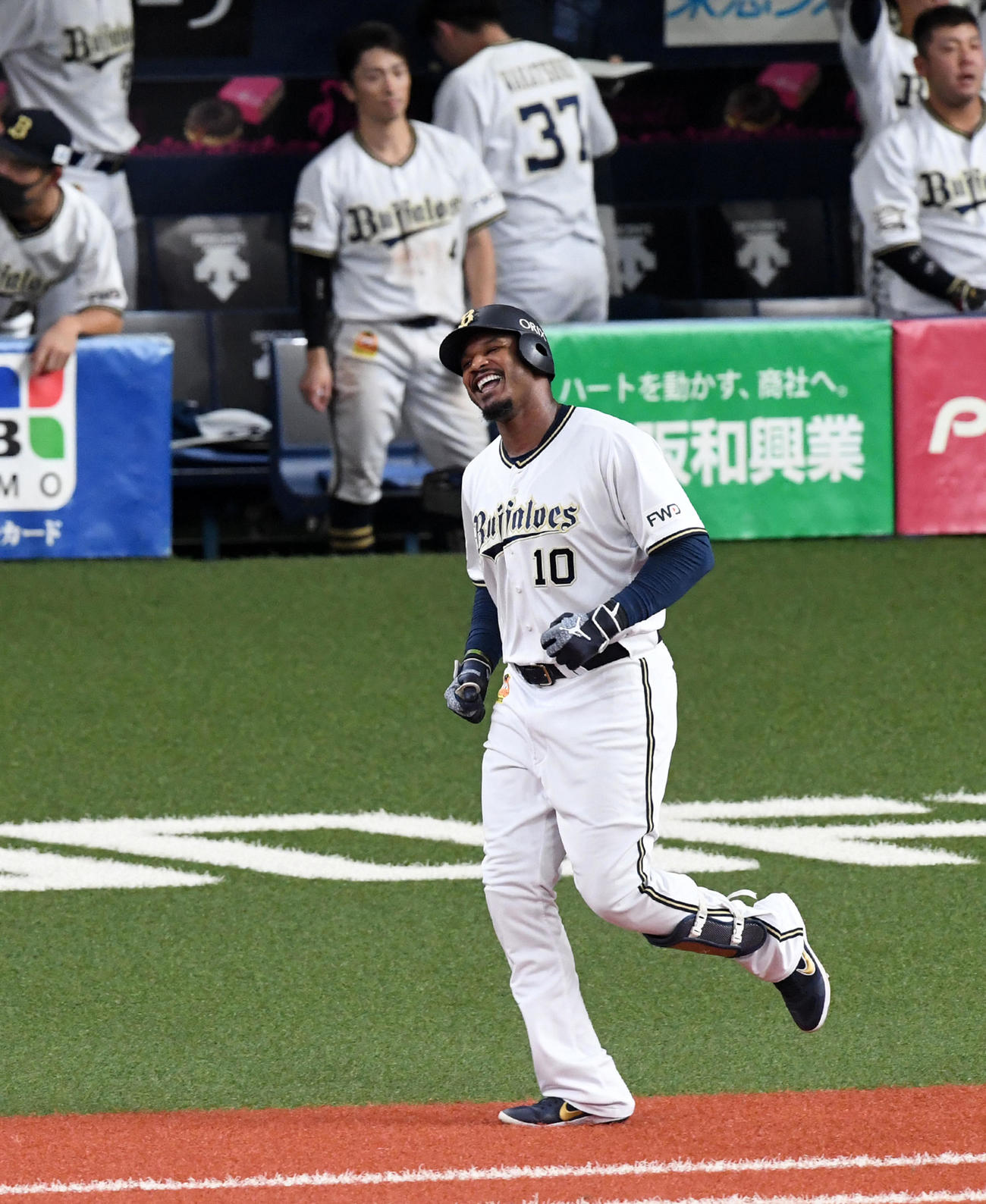 オリックス対楽天17回戦　6回裏オリックス2死満塁、左飛に倒れがっくりするアダム・ジョーンズ（撮影・前岡正明）