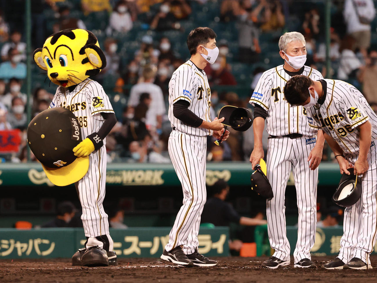 阪神対巨人　試合に敗れファンにあいさつする矢野耀大監督（撮影・清水貴仁）