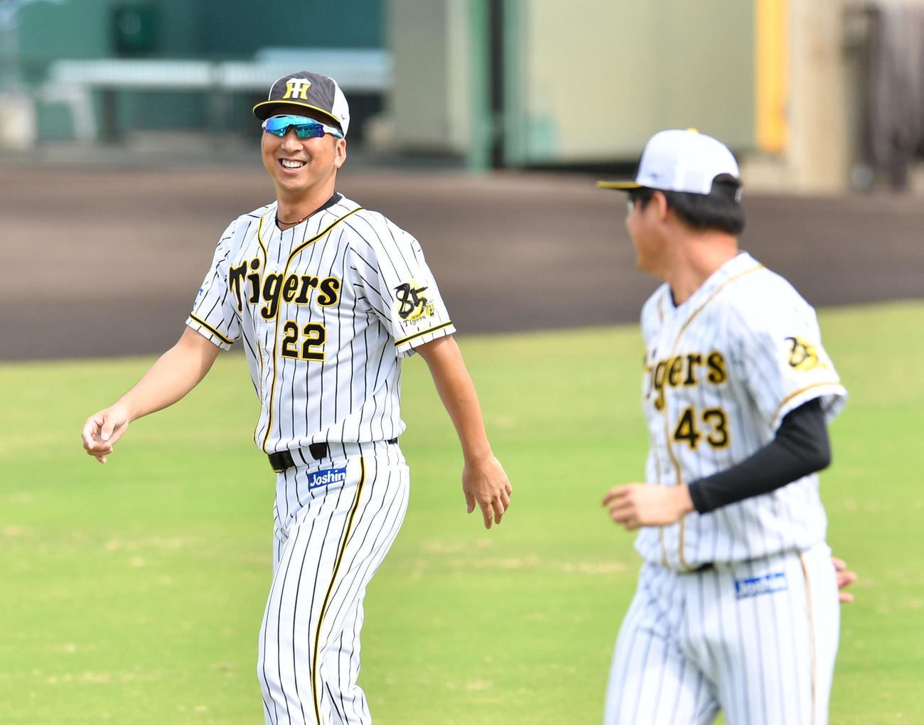 守屋功輝（右）と談笑しながらウオーミングアップを行う藤川球児（撮影・岩下翔太）